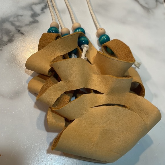 leather plant hangers Custom-made on Vancouver island. Holds 6 to 8 inch pot. - Picture 4 of 12